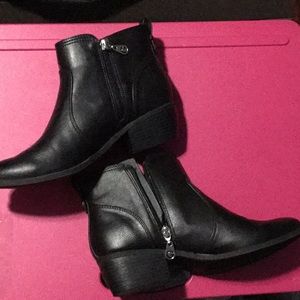 8 M GUESS booties used great condition.